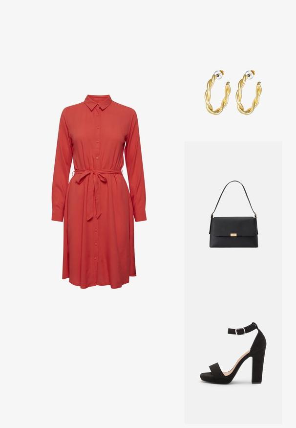 Vestido rojo de camisa con mangas largas, cierre frontal de botones y un cinturón de lazo en la cintura. Tejido suave y una silueta fluida y relajada.; Anna Field by Zalando Sandalias - black; Bolso de mano negro hecho de un material texturizado con una forma estructurada. Presenta un cierre de solapa, un acento en tono dorado y un asa sencilla.; Pendientes de aro retorcidos en oro con una superficie lisa, que cuentan con un respaldo transparente y herrajes en tono dorado.