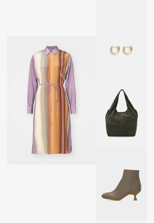 Langærmet kjole i lilla og orange gradient med knapper, bånd i taljen og lodrette striber, lavet af glat stof.; Taupe læderankelstøvle med minimalistisk design, rundet tå og kort udfladet hæl på lys brun sål, vist i sideprofil.; Mørkegrøn ruskinds tote taske med et afslappet design, som har brede, bløde håndtag og en glat tekstur. Minimalistisk konstruktion uden synligt hardware.; Guld-tone hoop øreringe med en glat, poleret overflade. Har en halvcirkelform og en sikker stiftlukning.
