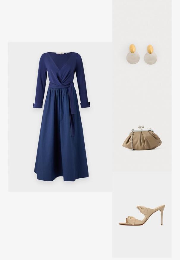 Marineblaues Kleid mit langen Ärmeln, V-Ausschnitt, Wickeldesign und einem taillierten Gürtel. Ein fließender Rock mit einer glatten Textur.; Beige offene High-Heel-Pantoffel mit zwei verdrehten Knotenriemen und einem schlanken Stiletto-Absatz vor weißem Hintergrund.; Lederclutch in sanftem Beige mit abgerundeter Form, plissierter Textur, silbernem Kissenschloss und abnehmbarem Kettenriemen.; Ohrringe aus Gold und Silber mit einer runden Diskusbasis und einem ovalen Oberteil, glatte Textur und polierte Oberfläche.
