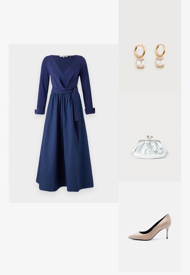 Marineblaues Kleid mit langen Ärmeln, V-Ausschnitt, Wickeldesign und einem taillierten Gürtel. Ein fließender Rock mit einer glatten Textur.; Beiger Lackleder-Pumps mit spitz zulaufender Schuhspitze, schlankem Stöckelabsatz und schwarzer Innenausstattung vor weißem Hintergrund.; Kleine silberne Metallic-Clutch mit gerundetem, gerafftem Design und einem Verschluss mit zwei silbernen Kugeln.; Goldene Creolen, jeweils mit einem hängenden rechteckigen, klaren Edelstein, der in vier Krappen gefasst ist, vor weißem Hintergrund.