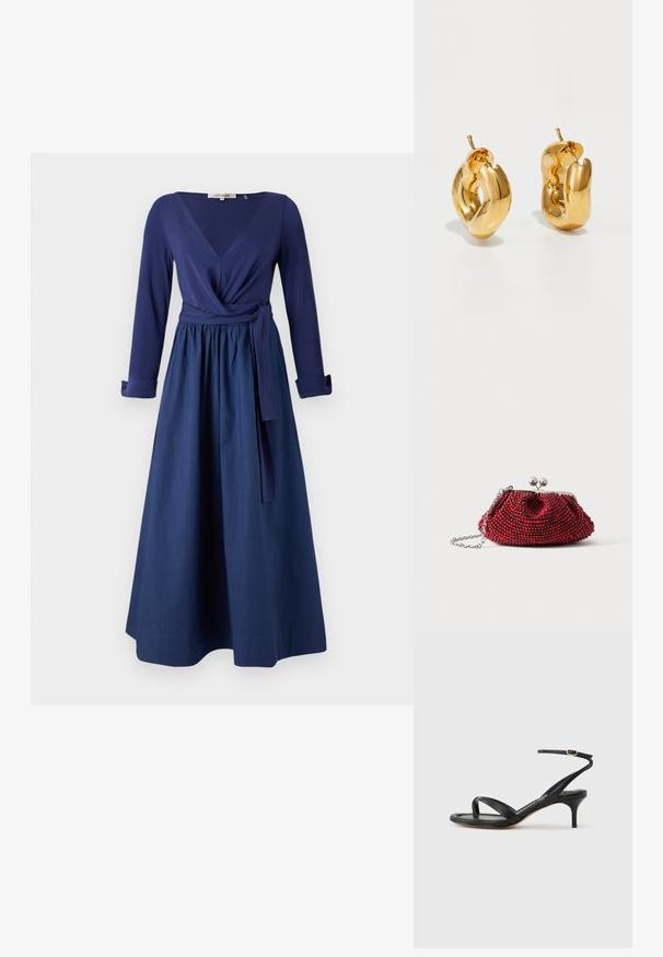 Marineblaues Kleid mit langen Ärmeln, V-Ausschnitt, Wickeldesign und einem taillierten Gürtel. Ein fließender Rock mit einer glatten Textur.; Schwarze Ledersandale für Damen mit dünnen Riemchen, einer Zehenlasche, einer Knöchelschnalle und einem mittelhohen Stöckelabsatz vor neutralem Hintergrund.; Kleine rote Perlen-Clutch mit silbernem Verschluss und Kettenriemen auf weißem Hintergrund.; Fette goldene Creolen mit einem leicht verdrehten, röhrenförmigen Design und Steckverschlüssen auf einem weißen Hintergrund.