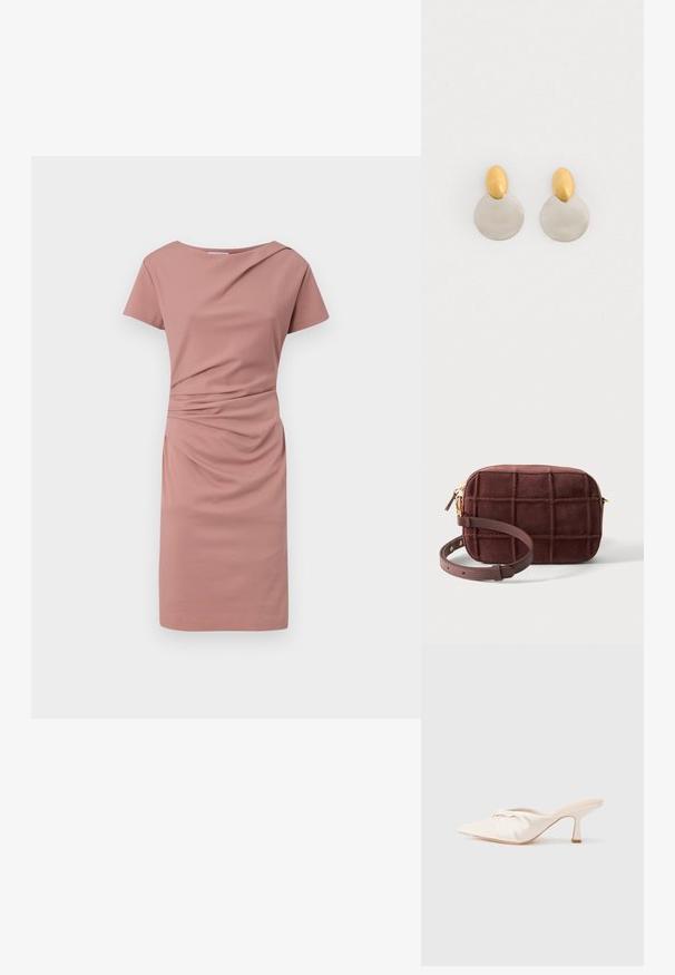 Kortærmet kjole i lys pink med en rund halsudskæring, draperet frontdetalje og en tætsiddende pasform, der falder over knæet.; Mulesko i lyst beige stof med et knyttet design foran, spids tå og en slank, tilspidset hæl. Glat tekstur over det hele.; Lille rektangulær mørkebrun ruskind crossbody taske med quiltet ternet mønster og justerbar læderrem med guldfarvet hardware.; Guld- og sølvmetalløreringe med en rund skivebund og et ovalt topstykke, glat tekstur og poleret finish.