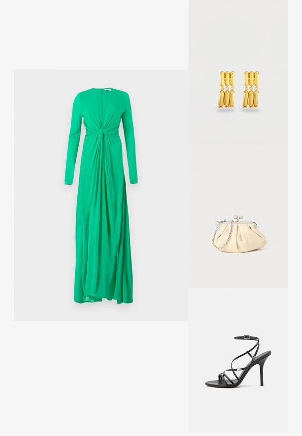Groene jurk met lange mouwen en een geplooide taille, gemaakt van zachte stof, met een diepe halslijn en een vloeiende rok.; Zwarte hoge hakken sandaal met dunne banden, een enkelgesp, een gladleren oppervlak en een slanke stilettohak.; Geplooide beige leren clutch met een zilveren metalen frame, voorzien van twee ronde decoratieve sluitingen en een zilveren kettingriem.; Goudkleurige rechthoekige hangende oorbellen met drie verticale staven boven verbonden met drie verticale staven onder elke oorbel.