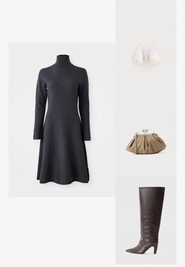Donkergrijze, langärmd dress met een hoge hals. A-lijn silhouet, zachte textuur en een zoom die aan de onderkant uitloopt.; Bruine leren kniehoog laars met een spitse neus en een middelhoge hak, met een gladde structuur en een minimalistisch ontwerp.; Leren clutch in zacht beige met een afgeronde vorm, geplooide textuur, zilveren kiss-lock sluiting en een afneembare kettingriem.; Zilveren metalen druppeloorbellen met een gladde, reflecterende oppervlakte en een druppelvorm, voorzien van een naadloos ontwerp en zonder zichtbare versieringen.