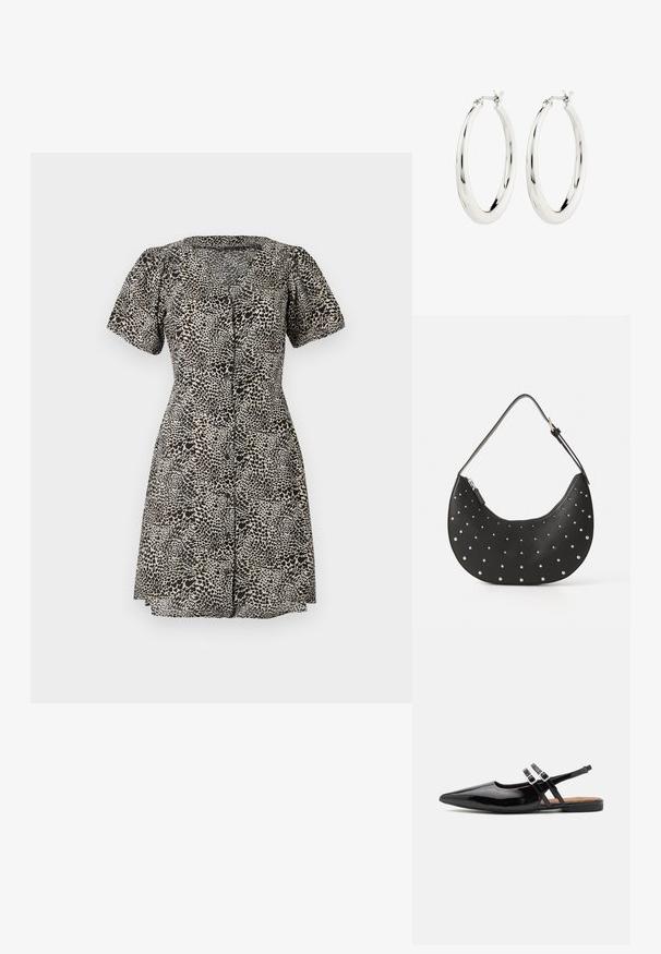 Leopard print jurk met korte pofmouwen, V-hals en een sluiting met knopen aan de voorkant. Gemaakt van lichte stof, met een uitlopende rok.; Zwarte gepatineerde leren slingback schoenen hebben een spitse neus, twee banden met gespsieraden en een platte zool.; Zwarte leren handtas met een gebogen vorm, versierd met zilveren studs, voorzien van een ritssluiting en een enkele verstelbare schouderband.; Zilveren oorbellen in de vorm van een gladde, glanzende ring. Circulaire vorm, voorzien van een veilige sluiting. Eenvoudig en elegant ontwerp.
