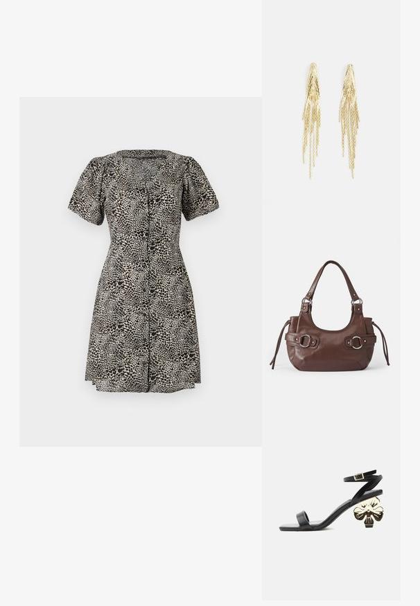 Leopard print jurk met korte pofmouwen, V-hals en een sluiting met knopen aan de voorkant. Gemaakt van lichte stof, met een uitlopende rok.; Zwarte sandaal met open teen, een smalle enkelriem en een decoratieve blokhak in de vorm van een gouden bloem, afgebeeld tegen een effen lichte achtergrond.; Bruine leren handtas met ronde vorm, zilveren hardware, twee zijriemen en een gladde textuur. Beschikt over een enkele handgreep aan de bovenkant.; Gouden oorbellen met meerdere langwerpige strengen, voorzien van een gestructureerde afwerking en gelaagd ontwerp, wat een waterval effect creëert.