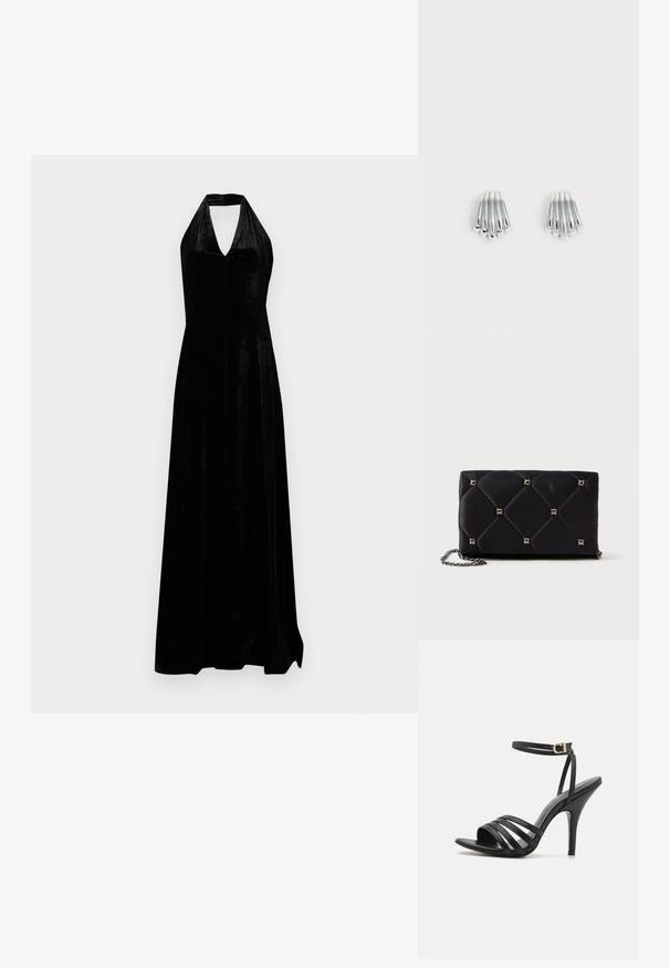 Schwarzes Samt-Halterkleid mit tiefem V-Ausschnitt und bodenlanger Rock auf weißem Hintergrund.; Schwarze, sandalenähnliche Hochzeitschuhe mit schmalem Knöchellenker, offener Zehenpartie und glatter Oberfläche. Verfügt über einen schlanken Absatz und ein strukturiertes Riemendesign.; Schwarze, gesteppten Satin-Clutch mit silbernen Pyramidennieten, Kettenriemen, rechteckiger Form und glatter Oberfläche. Maße: 10 cm x 18 cm x 4 cm.; Paar glänzende silberne Ohrringe mit geschichtetem, gebogenem Stabdesign, dargestellt auf schlichtem hellem Hintergrund.