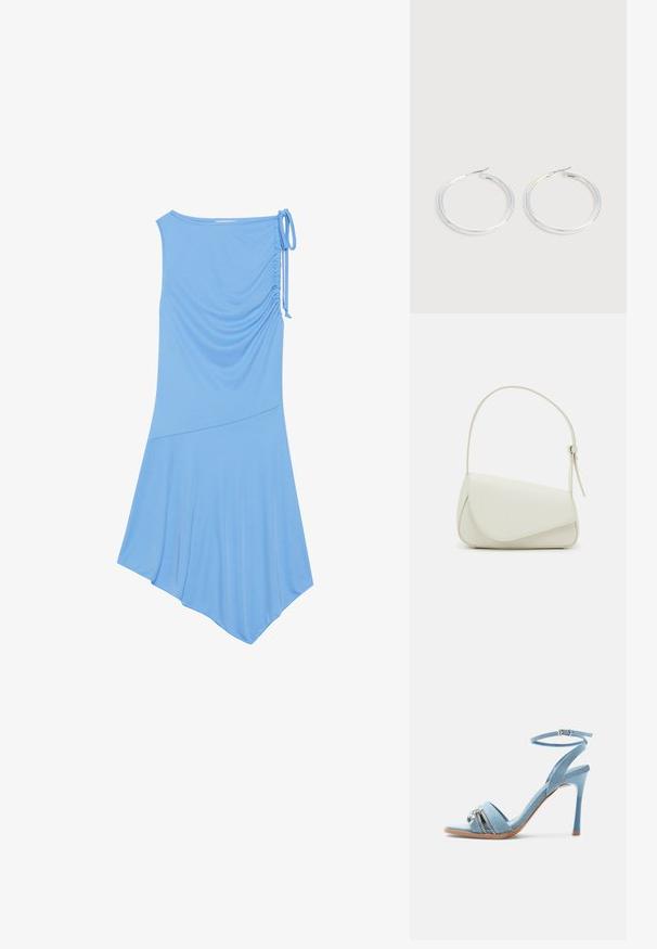 Vestido sin mangas de color azul claro, hecho de una tela suave, con detalle de fruncido en un lado, dobladillo asimétrico y un lazo en el hombro.; Sandalia de tacón alto de mezclilla azul claro con correa en el tobillo, puntera abierta y detalle de cremallera plateada y charm en la correa frontal.; Bolso de mano de imitación cuero blanco con una forma triangular estructurada, correa ajustable única y cierre con solapa acentuada en curva.; Pareja de pendientes de aro plateados brillantes con cierres de alambre delgado, mostrados sobre un fondo gris claro.