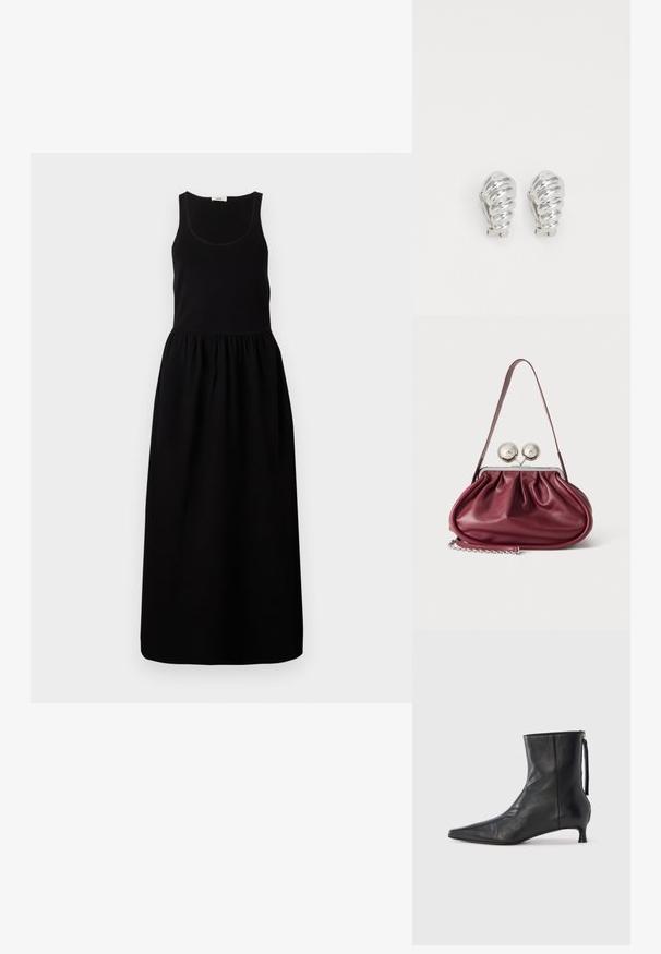 Schwarzes ärmelloses Maxikleid mit eng anliegendem Oberteil, gerafftem Taillenbund und fließendem Rock. Hergestellt aus einem weichen Stoff mit glatter Textur.; Schwarzer Leder-Stiefelette mit spitz zulaufender Spitze, strukturierter Form und niedrigem Absatz. Verfügt über einen Seitenreißverschluss und ein minimalistisches Design.; Kleine burgunderrote Lederhandtasche mit gerafften Details, einem dünnen Riemen und einem silbernen Verschluss mit zwei großen runden Knöpfen.; Silberne Clip-On-Ohringe mit spiralförmigem Design, das eine glatte metallische Textur und abgerundete Formen aufweist. Keine sichtbaren Verzierungen oder Muster.