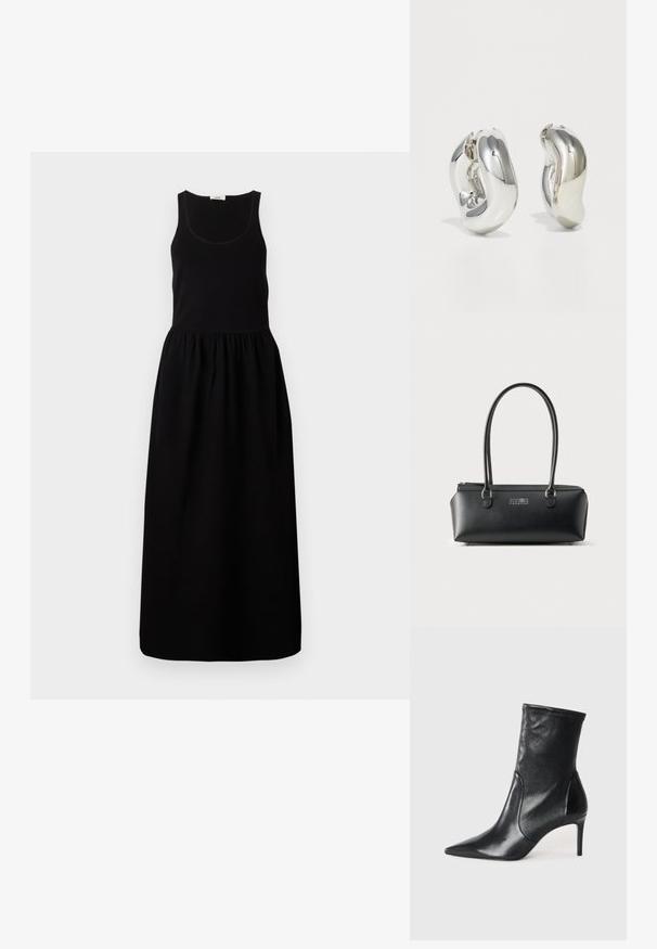 Schwarzes ärmelloses Maxikleid mit eng anliegendem Oberteil, gerafftem Taillenbund und fließendem Rock. Hergestellt aus einem weichen Stoff mit glatter Textur.; Schwarze Stiefeletten aus glattem Leder, mit einer spitzen Zehe, schmalem Schaft und schlanker, hoher Ferse. Minimalistisches Design ohne sichtbare Beschläge.; Schwarze rechteckige Ledertasche mit zwei langen Griffen und weißem numerischem Logo in der Mitte vorne.; Silberne skulpturale Ohrringe mit glatten, geschwungenen Formen und reflektierenden Oberflächen. Sie verfügen über ein geschlossenes Ringdesign und eine ausgeprägte organische Form.