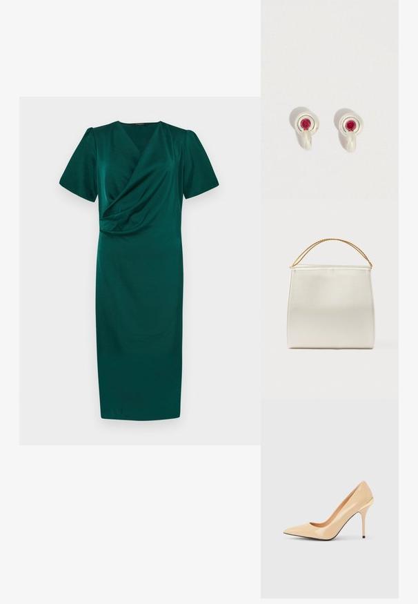 Robe teal à longueur genou avec un design en portefeuille, manches courtes bouffantes et texture lisse. Dispose d'un décolleté en V profond et de fronces à la taille.; Escarpin à talon haut en cuir verni beige avec bout pointu et talon aiguille fin, orné d'un petit accent doré à l'arrière.; Sac à main structuré en finition satinée, de couleur crème, avec une bandoulière chaîne. Présente une texture plate et lisse ainsi que des coutures nettes.; Boucles d'oreilles en argent avec des motifs circulaires et une pierre rouge centrale. Texture lisse et finition brillante, mettant en valeur la coloration éclatante.