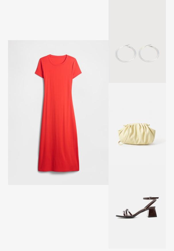 Robe rouge à manches courtes et longueur genou, en tissu lisse avec un col rond et une coupe décontractée. Design simple et uni.; Sandale en cuir verni marron foncé avec talon bloc, bride à la cheville avec boucle et deux fines lanières sur les orteils sur fond blanc.; Sac à main plissé jaune en simili cuir lisse, arborant une forme douce avec une bandoulière unique et un design froncé sur le dessus.; Paire de boucles d'oreilles créoles argentées brillantes avec fermoirs en fil fin, présentée sur un fond gris clair.