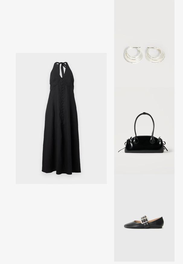 Μαύρο μάξι φόρεμα με halter neck, με μπροστινά κουμπιά καλυμμένα με ύφασμα και σιλουέτα τύπου Α.; Μαύρο δερμάτινο ίσιο παπούτσι με μυτερή μύτη και διακοσμητικό λουράκι με αγκράφα που διαθέτει ασημί εξαρτήματα και μικρές περικοπές.; Μικρή μαύρη γυαλιστερή τσάντα με δύο μακριές λαβές και λεπτομέρειες με ρυθμιζόμενο κορδόνι στο πλάι σε απλό ανοιχτό φόντο.; Ασημένια σκουλαρίκια κρίκοι με τρεις στρωτές ημικυκλικές ζώνες, μία διακοσμημένη με μικρά διάφανα κρύσταλλα σε ανοιχτό φόντο.