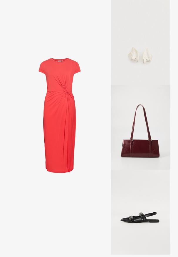 Robe midi rouge avec manches courtes, col rond et détail froncé torsadé à la taille sur le devant au centre.; Even&Odd by Zalando Ballerines à brides arrière - black; Sac à main bordeaux en matériau brillant, de forme rectangulaire, avec deux anses et des accents légèrement courbés à l'avant.; Boucles d'oreilles ton argent avec une forme organique lisse en goutte d'eau. Surface polie avec une courbure subtile et sans ornements visibles.