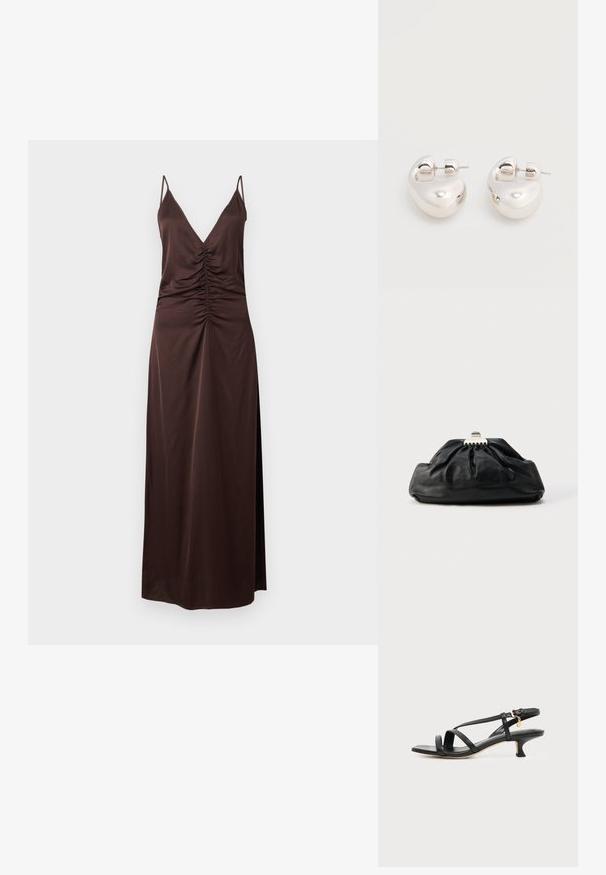 Robe marron en satin sans manches avec des fronces sur le devant et de fines bretelles, longueur au sol avec une fente latérale.; Sandale noire en cuir à brides fines, talon bas kitten, boucle à la cheville et petit pendentif doré sur fond clair uni.; Pochette en cuir noir avec une texture plissée, fermeture à fermoir métallique, et logo embossé discret sur le devant. Forme arrondie.; Paire de boucles d'oreilles argentées brillantes et épaisses avec fermoirs à tige, sur fond blanc uni.