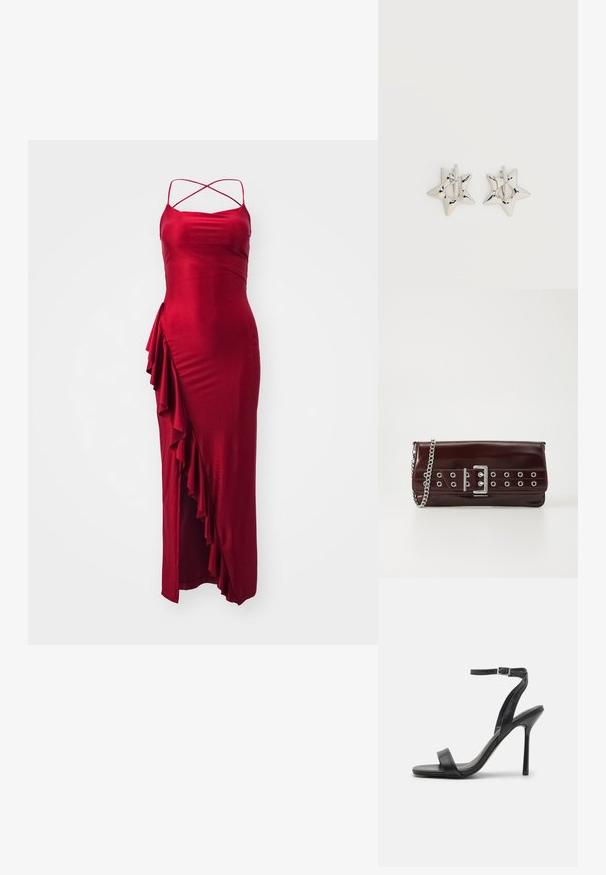Rotes Satin-Maxikleid mit verstellbaren, über Kreuz laufenden Trägern, seitlichem Rüschendetail und taillierter Silhouette. Glatte Textur, elegantes Design.; Schwarze High-Heels-Sandalen mit schlankem Knöchelriemen und zwei vorderen Riemen. Aus glattem Leder gefertigt, mit einer eleganten spitzen Zehenform und einem Stiletto-Absatz.; Burgunderfarbene Kunstleder-Clutch mit einem silbernen Kettenriemen, ausgestattet mit einem Schnallendesign und metallischen Ösen vorne für zusätzliche Details.; Silberne, sternförmige Creolen mit einer glatten, polierten Oberfläche auf weißem, schlichtem Hintergrund.