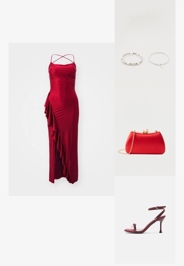 Rode satijnen maxi-jurk met verstelbare kruisbanden, met een zijdelingse ruches en een aansluitende silhouette. Soepele textuur, elegante ontwerp.; Bordeauxrode sandalette met hoge hak, dunne bandjes, een verstelbare enkelsluiting en een klein strikdetail op het teenbandje.; Rode satijnen avondclutch met gouden frame, parel sluiting en gouden kettingriem op een witte achtergrond.; Twee zilveren kralenarmbanden op een witte achtergrond; één met onregelmatige kralen en de andere met uniforme kralen en een kleine druppelvormige bedel.