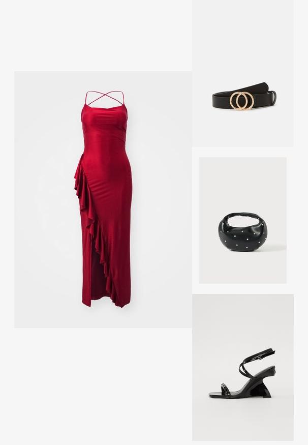 Rød satin maxikjole med justerbare korsrygsstropper, der har en rynke detaljer på siden og en tætsiddende silhuet. Glat tekstur, elegant design.; Sorte patentlæder wedge sandaler med et elegant, åben-tå design, tynde ankelstropper og en dekorativ spænde detalje.; Sort læderhåndtaske med en rundet form, dekoreret med sølvnitter, og et kort håndtag. Glat tekstur og lynlåslukning.; Sorte læderbælte med to gyldne cirkulære ringe som spænde, glat tekstur og minimalistisk design. Justerbar længde.