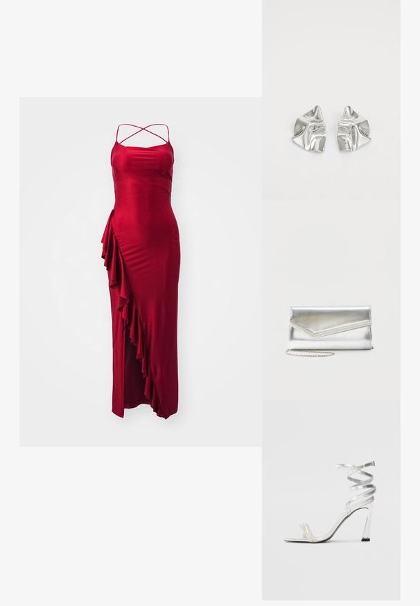Vestido maxi de satén rojo con tirantes cruzados ajustables, que presenta un detalle de volante lateral y una Silueta ajustada. Textura suave, diseño elegante.; Sandaia de tacón alto plateada con un diseño de tira brillante, que cuenta con un acento similar a una perla y una correa en espiral en el tobillo para un ajuste seguro.; Bolso clutch plateado brillante con solapa de estilo sobre y adorno decorativo, pequeña correa de cadena plateada, sobre fondo liso claro.; Pendientes de metal plateado con un diseño ondulado y escultórico, que presentan un acabado pulido y formas irregulares, destacando una estética contemporánea.