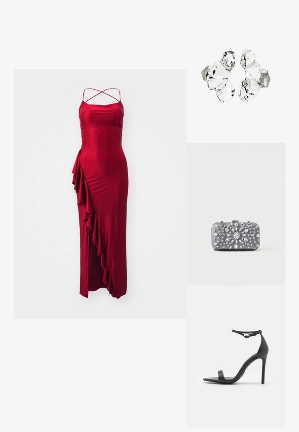 Rode satijnen maxi-jurk met verstelbare kruisbanden, met een zijdelingse ruches en een aansluitende silhouette. Soepele textuur, elegante ontwerp.; Zwarte hoge hakken sandalen met een open teen, dunne banden en een enkelsluiting. Gladde leren textuur met een puntige neus.; Kleine rechthoekige donkergrijze clutch versierd met heldere strass-steentjes in een uitstralend patroon en een zilveren kettingband.; Cluster van zes onregelmatig gevormde, doorschijnende en reflecterende glasachtige stukken die zijn gerangschikt op een witte achtergrond.