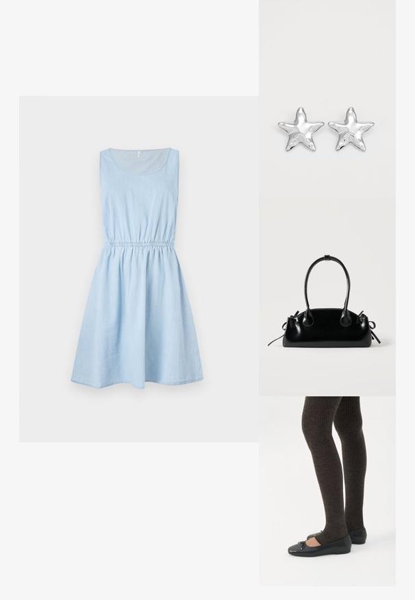 Vestido sin mangas de color azul claro hecho de mezclilla, con una cintura elástica y falda acampanada, un escote redondo y una textura sutil.; Piernas con leggings oscuros acanalados combinados con bailarinas negras que presentan pequeños detalles de lazo sobre un fondo blanco.; Pequeño bolso negro brillante con dos asas largas y detalles de cordón lateral sobre un fondo claro liso.; Pendientes en forma de estrella plateada con una superficie pulida y brillante. Cada pendiente presenta cinco puntas y sutiles detalles de textura en la superficie.