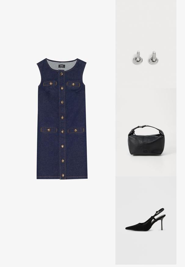 Denim jurk met een mouwloos ontwerp, donkerblauwe kleur, voor sluiting met knopen en twee zakken. Details van knopen in goudkleur en stiksels als accent.; Zwarte suède slingback hak met puntige neus, slanke stiletto hak, verstelbare enkelriem en gladde binnenvoering.; Zwarte leren tas met een afgeronde vorm, voorzien van een kort handvat en ritsluiting. Logo in reliëf aan de voorkant. Gladde textuur.; Een paar kleine, glanzende zilveren creolen met een ronde basis, afgebeeld op een effen lichte achtergrond.