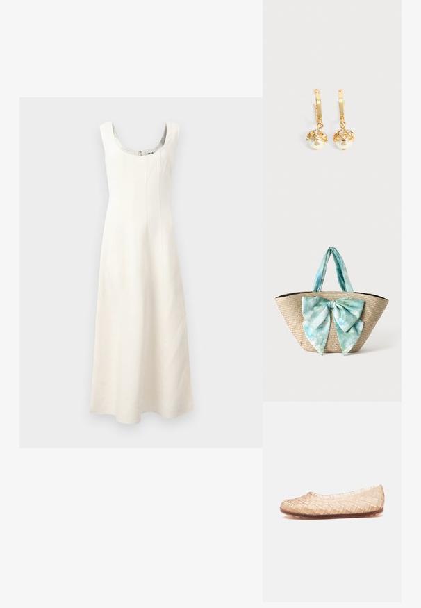 Robe sans manches blanche avec un décolleté arrondi, corsage ajusté et jupe fluide. Présente des coutures verticales et une fermeture éclair dissimulée au dos.; Chaussure plate tissée transparente beige avec bout arrondi et semelle marron, vue de côté sur fond blanc.; Sac cabas en paille tressée avec de larges anses en tissu tie-dye bleu clair et blanc et un grand nœud assorti en tissu à l'avant.; Boucles d'oreilles créoles en or avec des perles blanches pendantes serties d'or et de petits cristaux clairs sur un fond clair uni.