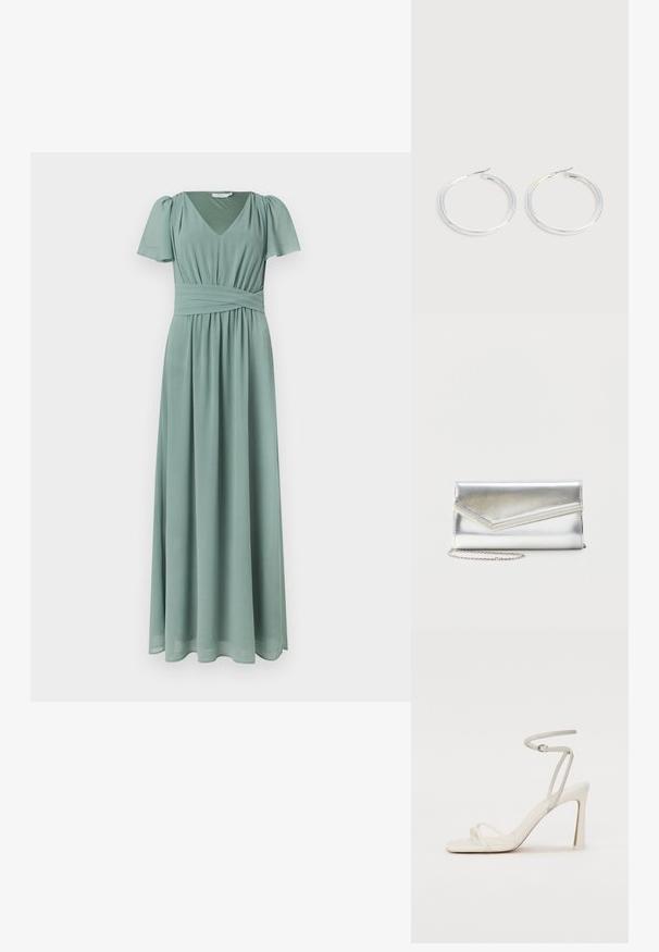 Robe maxi verte douce avec col en V, manches courtes bouffantes et large ceinture plissée, s'évasant en une jupe longue jusqu'au sol.; Sandale à talon blanche avec une fine lanière de cheville et deux lanières à l'avant. Texture en cuir lisse avec un orteil carré et un talon brillant.; Pochette argentée brillante avec rabat style enveloppe et garniture décorative, petite bandoulière chaîne argentée, sur fond clair uni.; Paire de boucles d'oreilles créoles argentées brillantes avec fermoirs en fil fin, présentée sur un fond gris clair.