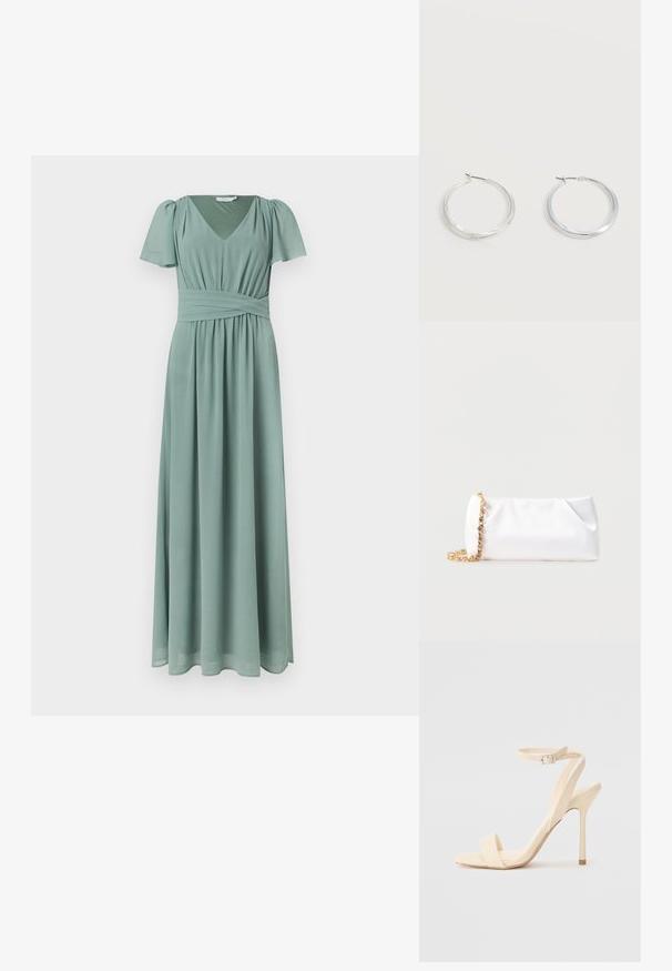 Robe maxi verte douce avec col en V, manches courtes bouffantes et large ceinture plissée, s'évasant en une jupe longue jusqu'au sol.; Sandale à talon haut beige avec une sangle fine autour de la cheville et un bout carré. Matériau synthétique lisse, design minimaliste et talon aiguille.; Pochette souple blanche avec bandoulière chaîne dorée ornée de pierres précieuses transparentes, sur fond gris clair uni.; Boucles d’oreilles créoles en métal argenté avec une surface lisse légèrement incurvée et des fermoirs à clapet sur un fond blanc uni.