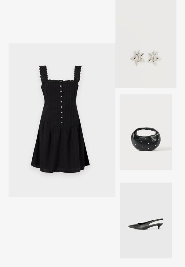 Robe noire sans manches avec bretelles en dentelle festonnées, boutons à l'avant, plis verticaux sur le corsage et jupe évasée sous la taille.; Chaussure slingback noire à bout pointu en cuir lisse. Présente un talon fin et un détail de boucle sur la sangle réglable.; Sac à main en cuir noir de forme arrondie, décoré de clous argentés et équipé d'une poignée courte. Texture lisse et fermeture éclair.; Boucles d’oreilles créoles en forme d’étoile argentée avec une finition lisse et polie sur un fond blanc uni.