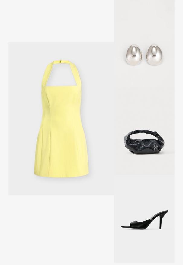 Μαν sleeveless κίτρινο φόρεμα με λαιμόκοψη halter, εφαρμοστό μπούστο και φούστα που ανοίγει, παρουσιάζεται σε απλό ανοιχτό γκρι φόντο.; Μαύρος δερμάτινος mule με ανοιχτά δάχτυλα και ψηλό λεπτό τακούνι στιλέτο, εμφανίζεται σε πλάγια όψη σε απλό φόντο.; Μαύρη τσάντα φτιαγμένη από γυαλιστερό, υφασμάτινο υλικό με κυκλική, στροβιλισμένη λαβή και κλείσιμο με φερμουάρ. Διαθέτει ένα μαλακό, ζαρωμένο σχέδιο.; Ασημένια μεταλλικά σκουλαρίκια αυτιών με απλή, στρογγυλή σχεδίαση που μοιάζει με σταγόνα, διαθέτοντας μια ανακλαστική επιφάνεια και αδιάσπαστη φινίρισμα.