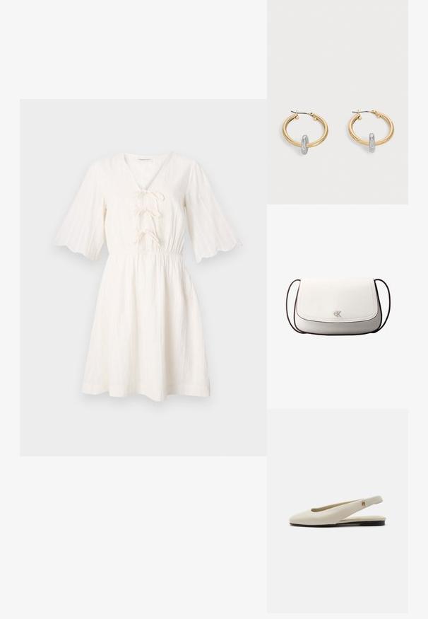 Witte jurk met een V-hals en een veterdetail aan de voorkant, voorzien van korte, uitlopende mouwen en een gerimpelde taille, gemaakt van gestructureerde stof.; Crèmekleurige leren slingback platte schoen met ronde neus en klein gouden embleem op het bandje.; Witte schoudertas met klepsluiting, klein zilveren "cK"-logo in het midden en dunne donkerbruine verstelbare band.; Paar goudkleurige creolen met kleine zilverkleurige lusdetail op elk, weergegeven tegen een lichtgrijze achtergrond.