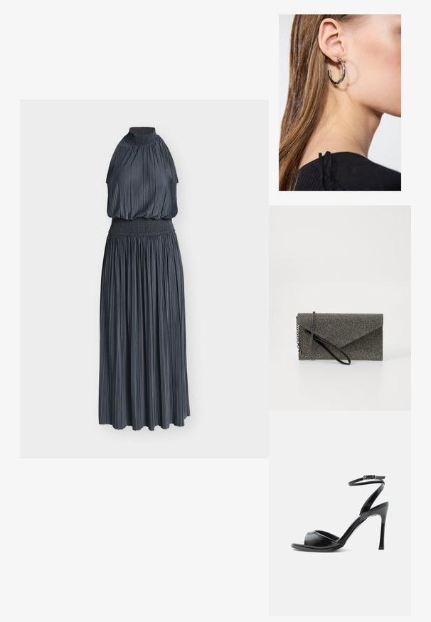 Robe maxi plissée sans manches gris foncé avec col haut froncé et large ceinture smockée.; Sandale noire à talon haut avec bout ouvert, talon stiletto fin et bride de cheville avec boucle sur fond blanc.; Pochette en métal gris avec un motif en maille texturé, design en enveloppe, bandoulière en chaîne et une fine sangle de poignet élégante.; Boucle d'oreille en argent avec une finition polie, présentant de petits détails en or et de forme ronde, portée sur le lobe.
