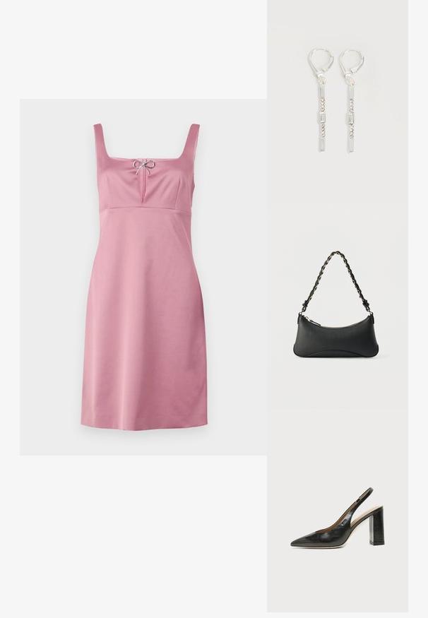 Robe sans manches rose clair avec un col carré, dotée d'un petit nœud décoratif et d'un corsage ajusté qui se prolonge en jupe droite.; Chaussure slingback en cuir noir à bout pointu avec un talon bloc haut et une doublure intérieure beige sur un fond clair uni.; Sac à bandoulière en cuir noir de forme rectangulaire incurvée, avec une chaîne dorée tissée dans la bandoulière noire tressée et une fermeture éclair sur le dessus.; Boucles d'oreilles pendantes en argent avec des cristaux clairs rectangulaires et ronds alignés verticalement, sécurisées par des fermoirs à levier.