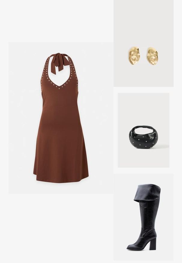 Robe marron à col licou avec des clous argentés le long de l'encolure et des bretelles, nouée à l'arrière.; Botte haute en cuir noir avec talon, bord plié et bout arrondi, debout sur un fond blanc.; Sac à main en cuir noir de forme arrondie, décoré de clous argentés et équipé d'une poignée courte. Texture lisse et fermeture éclair.; Paire de boucles d'oreilles en métal doré brillant, de forme irrégulière, avec une surface froissée et lisse sur un fond clair uni.