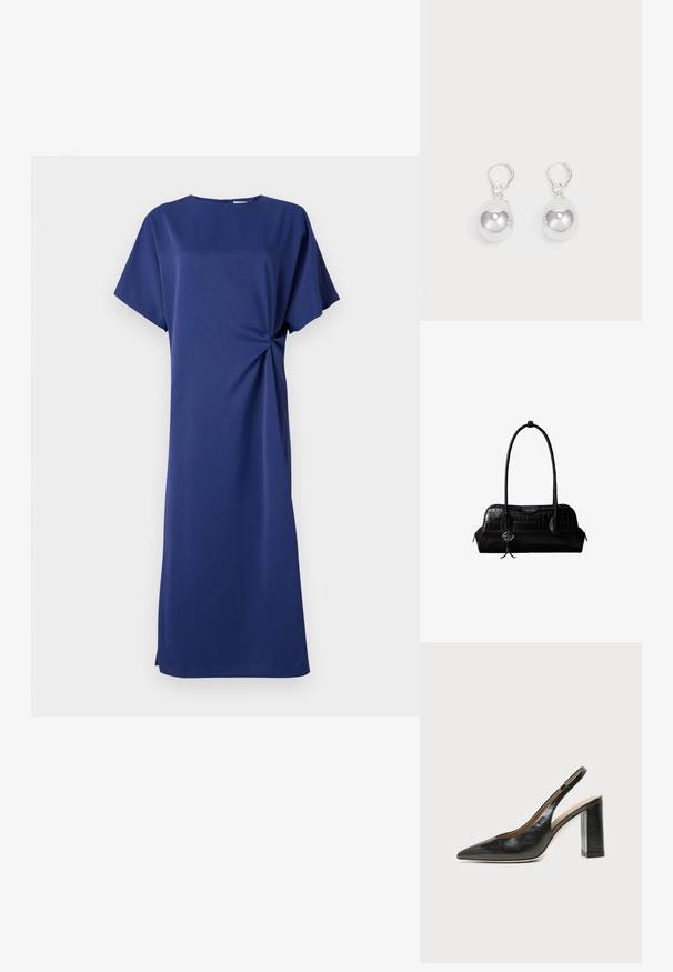 Robe bleu marine à manches courtes, décolleté rond et détail de nœud sur le côté. Fabriquée dans un tissu lisse, elle présente une coupe droite et une longueur jusqu'aux genoux.; Chaussure slingback en cuir noir à bout pointu avec un talon bloc haut et une doublure intérieure beige sur un fond clair uni.; Sac à épaule en cuir noir à texture crocodile, avec de longues sangles et un petit charm logo argenté sur une sangle.; Boucles d'oreilles en argent en forme de goutte avec des surfaces lisses, rondes et réfléchissantes, suspendues à des fermoirs à ressort. L'arrière-plan est blanc uni.