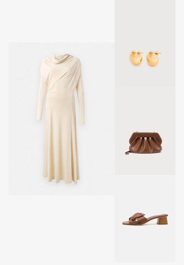 Langærmet, beige kjole lavet af blødt, draperet stof. Har en cowl-halsudskæring og en flydende silhuet, der strækker sig ned til gulvet.; Brune læder open-toe mules med krydsende stropdesign, der har en mellemstor træblokhæl og en glat overflade.; Brun læderclutch med samlet design og struktureret topramme, der har en lille håndledsrem og detalje i guldfarvet lukning.; Par af små, robuste ørestikker i guldfarvet metal med glatte, buede, abstrakte former på en lys baggrund.