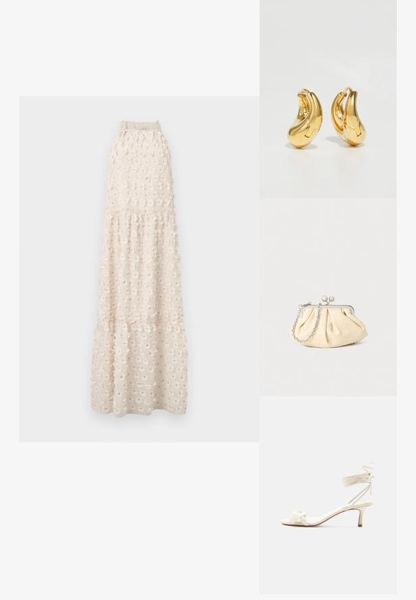 Robe maxi beige clair avec broderie florale, col licou, couches à volants et finition texturée. Dotée de liens réglables au cou.; Sandale à talon bas de couleur crème avec des liens à nouer autour de la cheville et une large bride torsadée sur les orteils, sur un fond blanc uni.; Pochette en cuir beige plissé avec un cadre en métal argenté, dotée de deux fermoirs ronds décoratifs et d'une chaîne en argent.; Boucles d'oreilles en or en forme de d'anneaux lisses et courbés avec une finition polie. Équipées d'un mécanisme de fermeture et de légères indentations pour le détail.