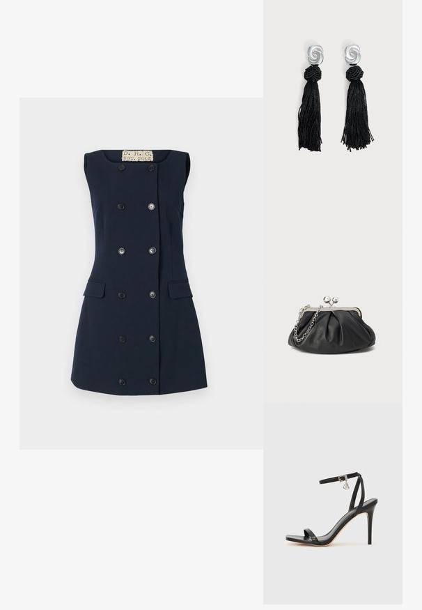Navy mouwloze jurk met een getailleerde pasvorm, dubbele knoopsluiting, twee frontzakken en een platte kraag voor een gestructureerde silhouet.; Zwarte sandaal met hoge hak, smalle enkelband, vierkante neus, soepel leermateriaal en metalen gespsluiting.; Zwarte leren clutch met geplooide textuur, zilverkleurig metalen frame, drukknopsluiting en kettingriem. Glad, zacht oppervlak.; Zilveren gedraaide metalen studs met zwarte geknoopte bovenkanten en lange zwarte kwastjes die onder elke oorbel hangen.