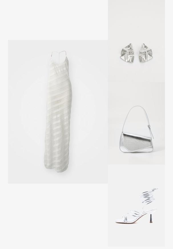 Vestido maxi blanco con tirantes finos, que presenta un forro de tela transparente con patrones de rayas horizontales y una silueta ajustada.; Sandalia de tacón alto plateada con tiras delgadas cruzando los dedos del pie y una envoltura en espiral alrededor del tobillo sobre un fondo blanco.; Bolso de mano metálico plateado con forma triangular, textura suave y una fina correa de hombro ajustable. Presenta un diseño plegable con costuras.; Pendientes de metal plateado con un diseño ondulado y escultórico, que presentan un acabado pulido y formas irregulares, destacando una estética contemporánea.