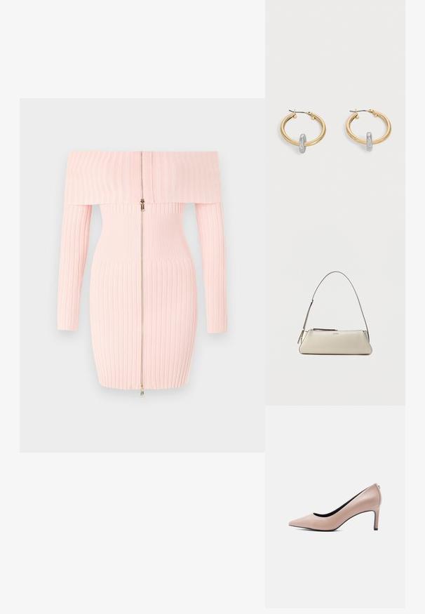 Robe rose côtelée décolletée avec manches longues, dotée d'une fermeture éclair à l'avant et d'une coupe ajustée, mettant en valeur une texture à rayures verticales.; Chaussure à talon haut beige à bout pointu avec un talon aiguille mince sur un fond blanc uni.; Petit sac à épaule en cuir beige avec une fine bandoulière et une fermeture éclair, orné d'un logo métallique discret au centre avant.; Paire de boucles d'oreilles créoles dorées avec un petit détail boucle ton argent sur chaque, exposées sur fond gris clair.