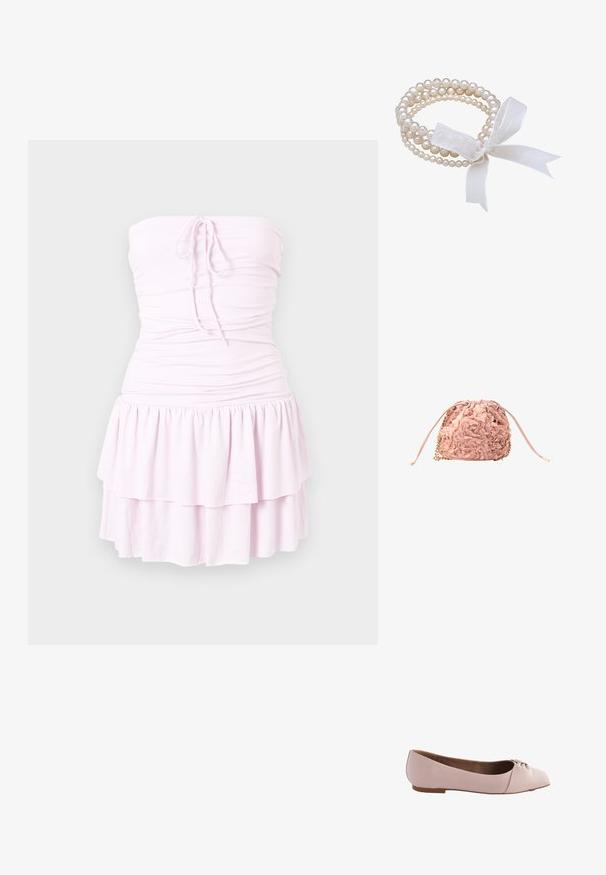 Trägerloses, hellrosa Minikleid mit gerafftem Oberteil, Bindeband in der Mitte vorne und einem doppellagigen Rüschensaum.; Helle rosa Ballerinas aus glattem Material, mit runder Zehenpartie und einem kleinen geknoteten Detail an der Oberseite. Flache Sohle.; Pinkfarbene Beuteltasche mit strukturierten Blumenapplikationen und goldenen Kettenakzenten vor weißem Hintergrund.; Weißes Perlenarmband mit mehreren Strängen, das unterschiedliche Größen von Perlen aufweist. Mit einer durchsichtigen weißen Schleife gebunden.