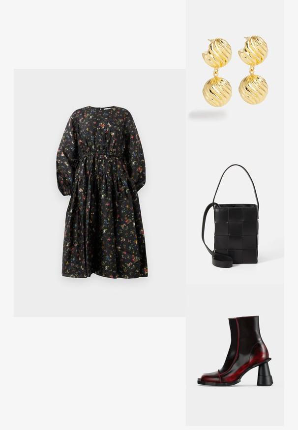 Schwarzes Blumenmusterkleid mit langen Ärmeln, geraffter Taille und gestuftem Rock. Es zeichnet sich durch ein buntes Blumenmuster und eine glatte Stoffstruktur aus.; Schwarzer und dunkelroter glänzender Knöchel-Stiefel mit geometrischem klobigem Absatz und quadratischer Spitze, dargestellt auf einem einfarbigen hellen Hintergrund.; Schwarze Lederhandtasche mit geflochtenem Design. Rechteckige Form, kurzer Griff und verstellbarer Riemen. Glatte Textur mit mattem Finish.; Goldfarbene Ohrringe mit einem gedrehten Design. Sie besitzen zwei kugelförmige Elemente, die beide eine wellige Textur und eine polierte Oberfläche aufweisen.