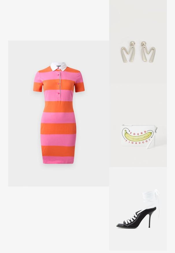Polo jurk met horizontale strepen in roze en oranje, korte mouwen, een witte kraag en een knoopsluiting aan de voorzijde. Glad textuur van de stof.; Zwarte sandaal met hoge hak en open teen, witte veter aan de voorkant en lange witte band om de enkel, tegen een effen achtergrond.; Witte clutch portemonnee met een gele banaanillustratie en rode tekst "SOUND FIORUCCI" aan de voorkant en een zilveren ritssluiting.; Paar zilverkleurige metalen oorbellen in de vorm van een hoekige letter M met afgeronde stekers op een witte achtergrond.