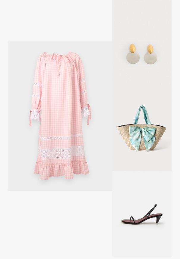 Nuisette en gingham rose et blanc avec manches longues bouffantes, bordure en dentelle aux manches et à l'ourlet, et détail à volants en bas.; Sandale à talon noire avec de fines brides et une petite boucle décorative. La semelle intérieure est d'une couleur bordeaux contrastante, avec un talon conique élancé.; Sac cabas en paille tressée avec de larges anses en tissu tie-dye bleu clair et blanc et un grand nœud assorti en tissu à l'avant.; Boucles d'oreilles en métal doré et argenté avec une base en disque rond et une pièce supérieure ovale, texture lisse et finition polie.