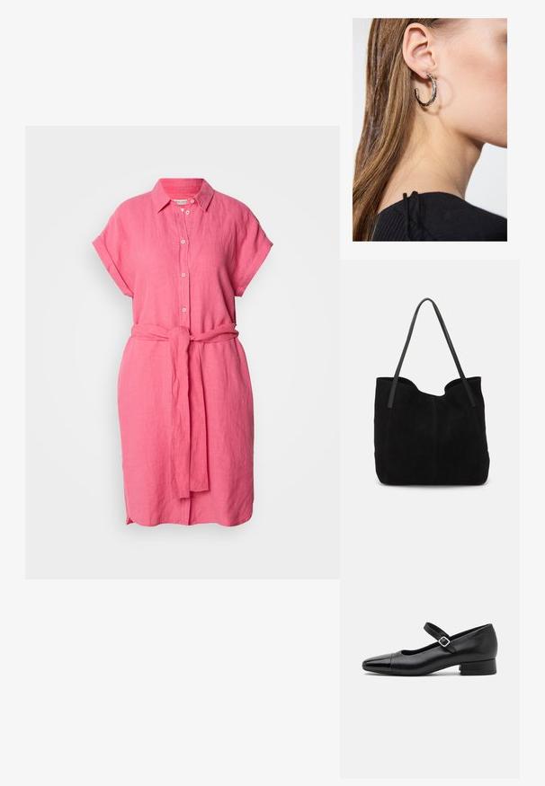 Rosa Leinenhemdkleid mit Kragen, kurzen aufgerollten Ärmeln, vorderen Knöpfen und einem Taillengürtel. Verfügt über einen entspannten Schnitt und eine glatte Textur.; Schwarze Leder-Mary-Jane-Schuhe mit einer patentierten Zehenkappe, verstellbarem Knöchelriemen und niedrigem Blockabsatz. Glatte Textur und elegantes Design.; Schwarze Wildleder-Umhängetasche mit zwei langen, flachen Ledergriffen. Sie verfügt über eine gewölbte obere Kante und sichtbare Nähte auf der Vorderseite. Keine Hardware-Details.; Silberne Creolen mit polierter Oberfläche, die kleine goldene Akzentdetails und eine runde Form aufweisen, am Ohrläppchen getragen.