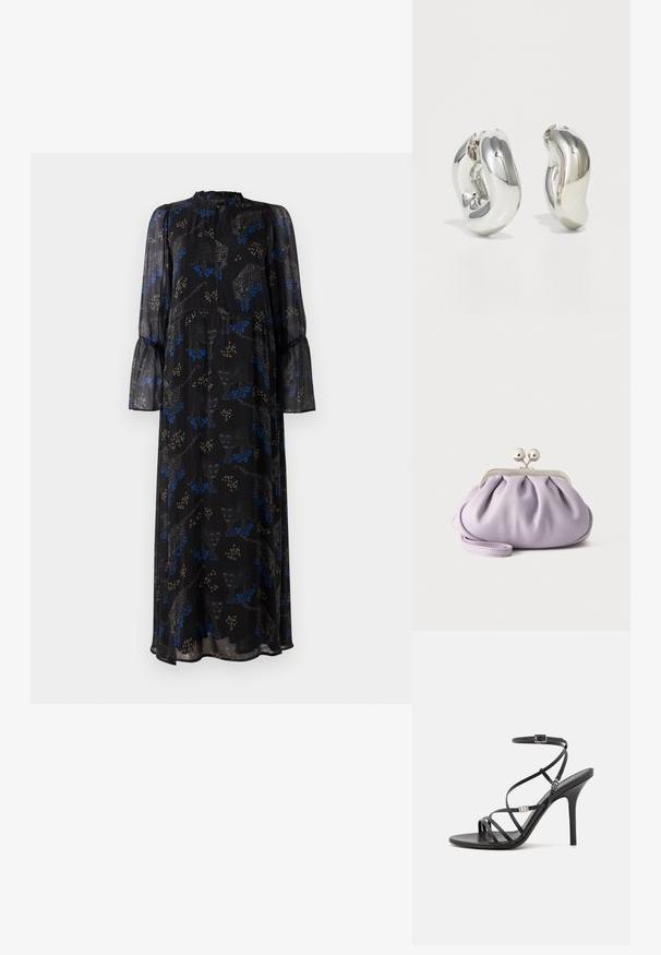 Schwarzes Maxikleid mit langen Ärmeln, Rüschensaum, hohem Kragen und einem blauen und beigen Leopardenmuster.; Schwarze High-Heel-Sandale mit dünnen Riemen, einem Knöchelverschluss, einer glatten Lederoberfläche und einem schlanken Stiletto-Absatz.; Weiche Lavendel-Clutch mit gerafftem Stoff, silbernem Kiss-Lock-Verschluss und passendem Handgelenksriemen auf hellem einfarbigem Hintergrund.; Silberne skulpturale Ohrringe mit glatten, geschwungenen Formen und reflektierenden Oberflächen. Sie verfügen über ein geschlossenes Ringdesign und eine ausgeprägte organische Form.