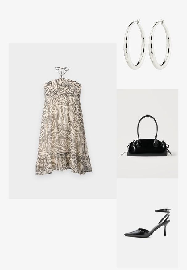 Trägerloses Kleid aus leichtem Stoff, mit einem schwarz-weißen, wirbelnden Zebra-Print und einem gerüschten Saum am unteren Ende.; Schwarzer spitzer High Heel mit dünnen Knöchelriemen und silberner Schnalle auf einfachem hellem Hintergrund.; Kleine schwarze glänzende Handtasche mit zwei langen Griffen und seitlichen Kordelzug-Details vor einfachem hellem Hintergrund.; Silberne Creolen mit einer glatten, reflektierenden Oberfläche. Runde, große Form mit einem sicheren Verschluss an der Oberseite. Polierte Oberfläche betont den Glanz.