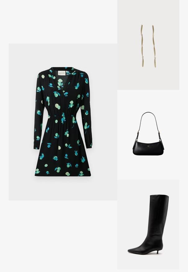 Zwarte jurk met lange mouwen, een V-hals, een gathered taille en een bloemenpatroon in groen en turquoise. Gemaakt van lichtgewicht stof.; Zwarte leren kniehoge laars met puntige neus en lage kittenhak tegen een effen lichte achtergrond.; Zwarte leren mini schoudertas met een dun riempje en klein goudkleurig CK-logo aan de voorkant in het midden.; Lange gouden oorbellen bestaande uit vier verlengde gekoppelde gebogen staven op een witte achtergrond.