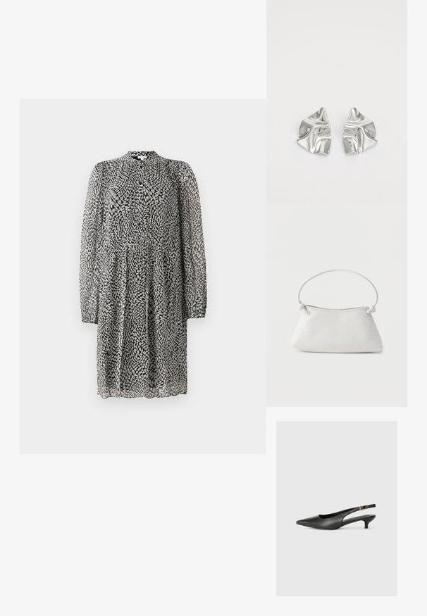 Zwart-witte jurk tot de knie met lange doorschijnende mouwen, knoopsluiting aan de voorkant, losse pasvorm en een abstract vlekkenpatroon op lichte stof.; Zwarte puntschoen met slingback van soepel leer. Kenmerkt zich door een dunne hak en een gespdetail op de verstelbare band.; Witte handtas van gevlochten leer met een afgeronde handgreep en uiteinden van de band die geknoopt zijn, afgebeeld tegen een effen achtergrond.; Zilveren metalen oorbellen met een golvend, sculpturaal ontwerp, voorzien van een gepolijste afwerking en onregelmatige vormen, die een hedendaagse esthetiek benadrukken.